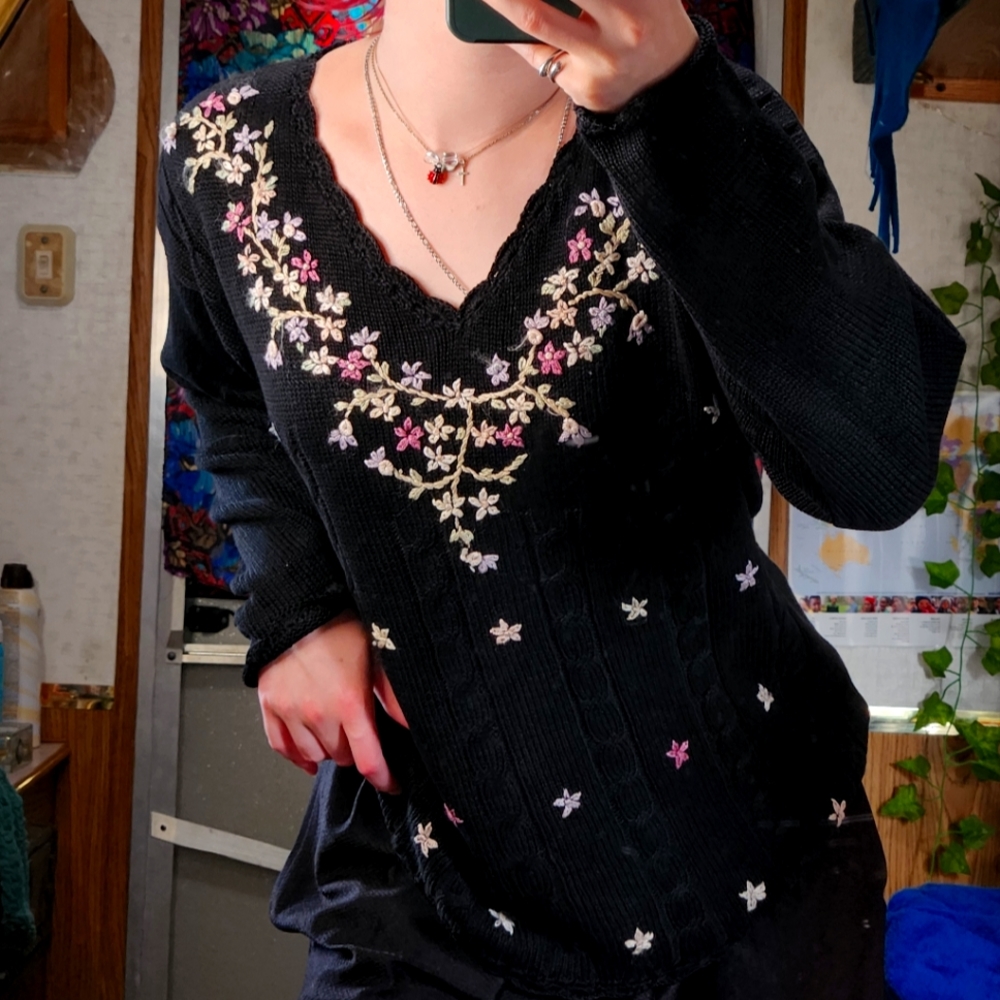 FLORAL TRIM KNIT SWEATER